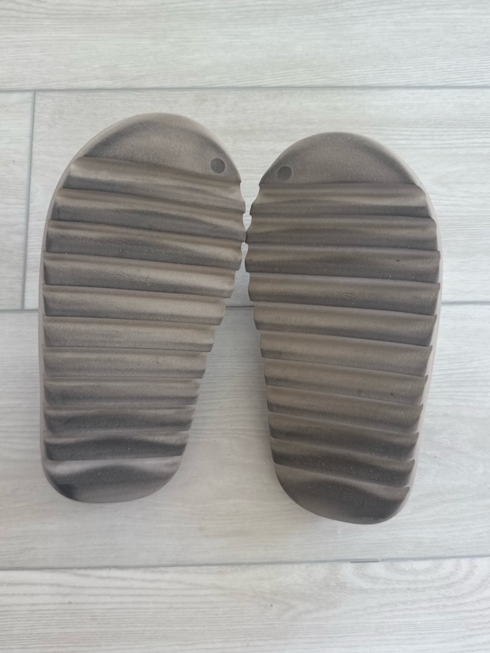 Yeezy Slides - Picture 3 of 4